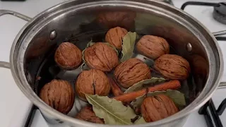Pr&eacute;paration de la d&eacute;coction dans une casserole en verre
