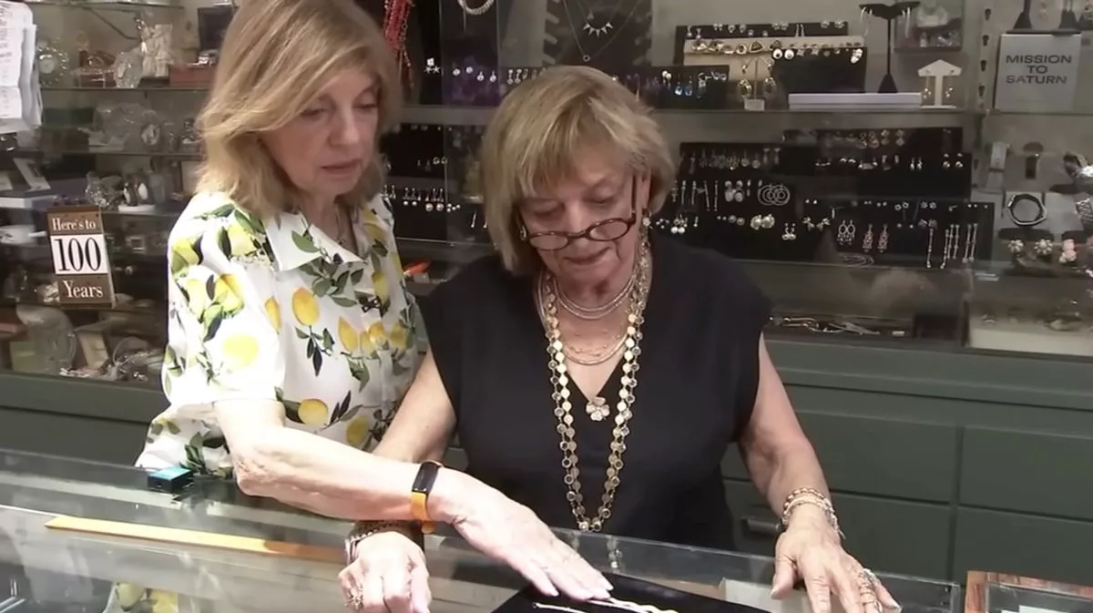 Ann Angeletti dans sa boutique de bijoux