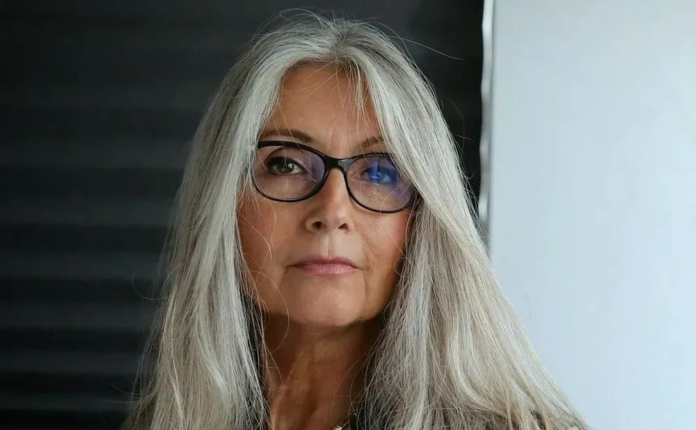 Femme utilisant un smartphone avec aisance