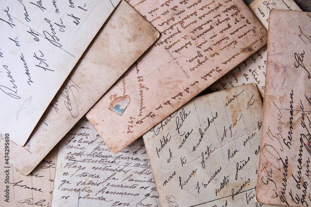 Lettres anciennes sur une table en bois