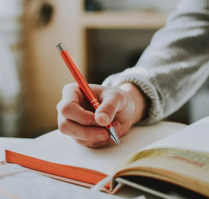 Personne écrivant de la main gauche