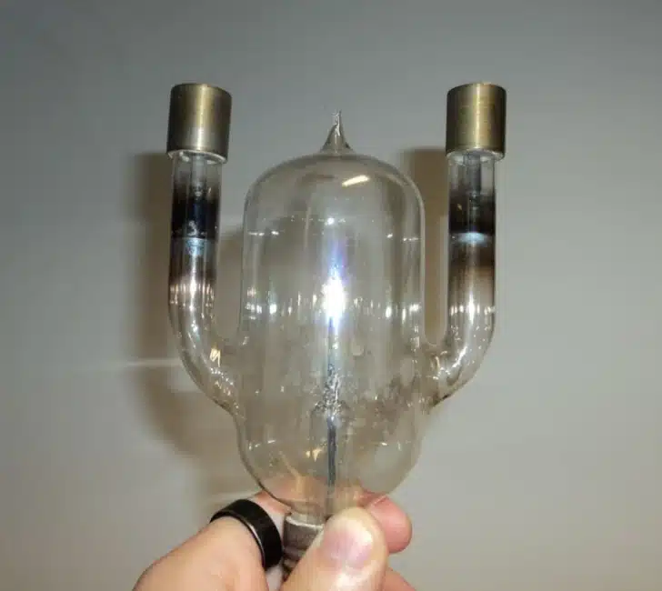 Objet ressemblant à une ampoule ancienne