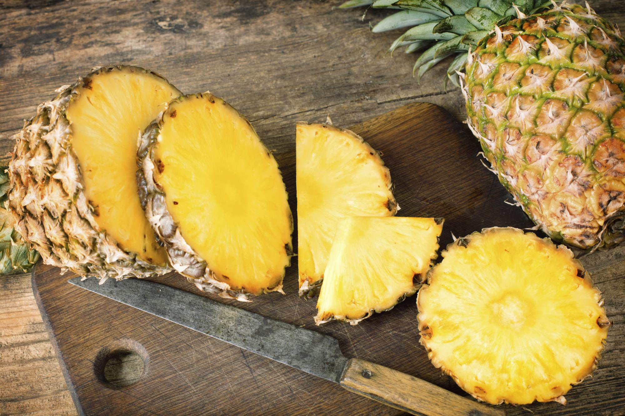 Ananas frais découpé, source de bromélaïne