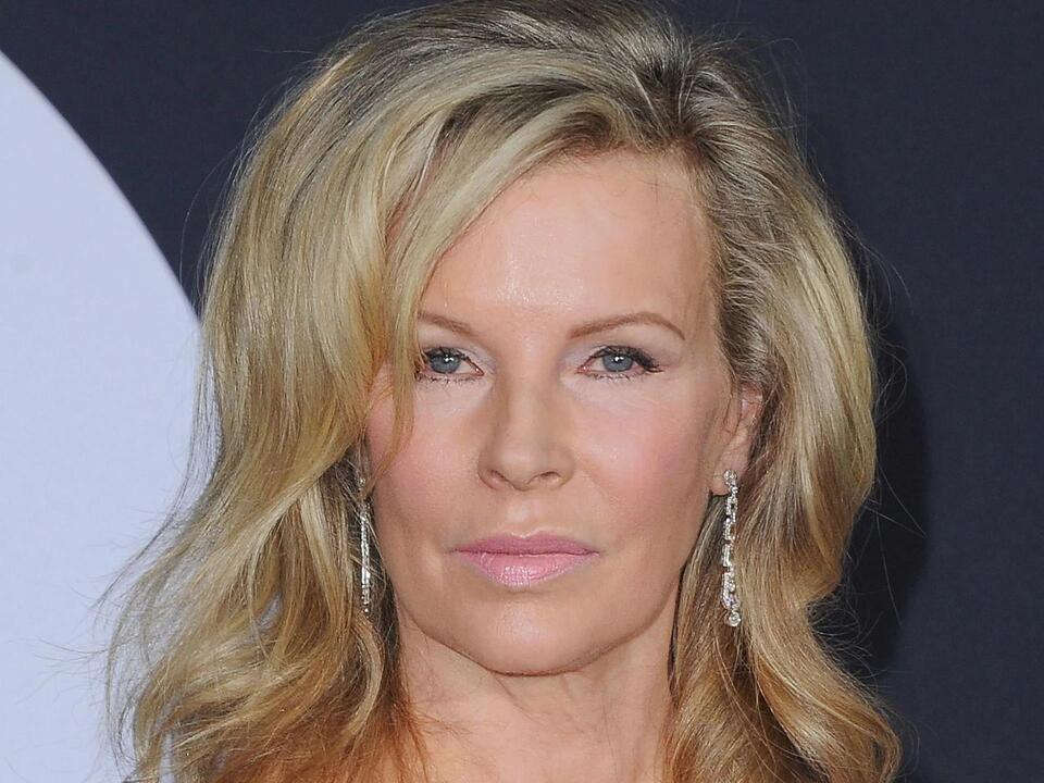 Kim Basinger jeune, souriante et glamour