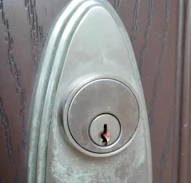 Serrure avec résidu de cire rouge
