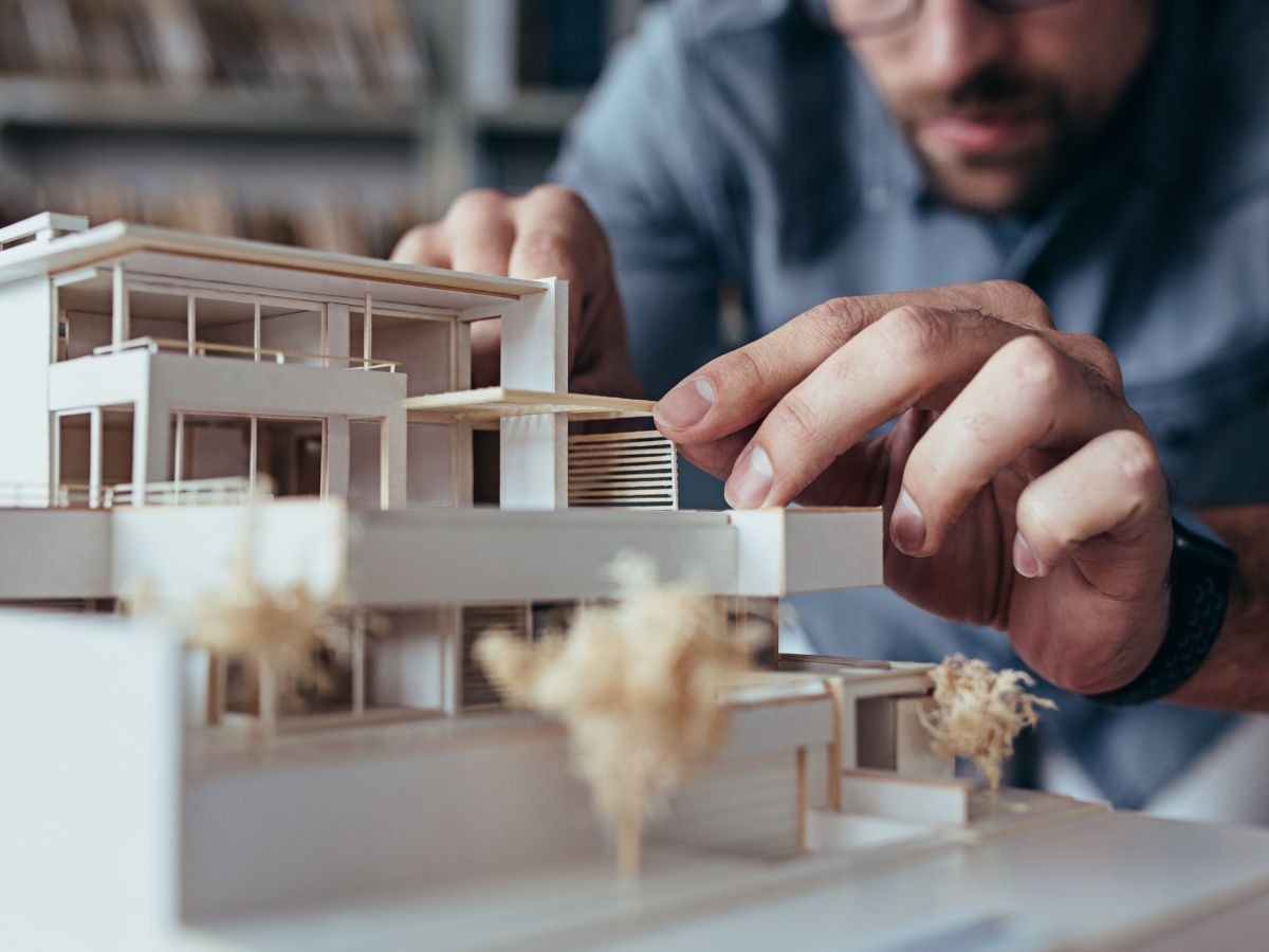 Illustration stylisée d'un développeur concevant une architecture logicielle complexe