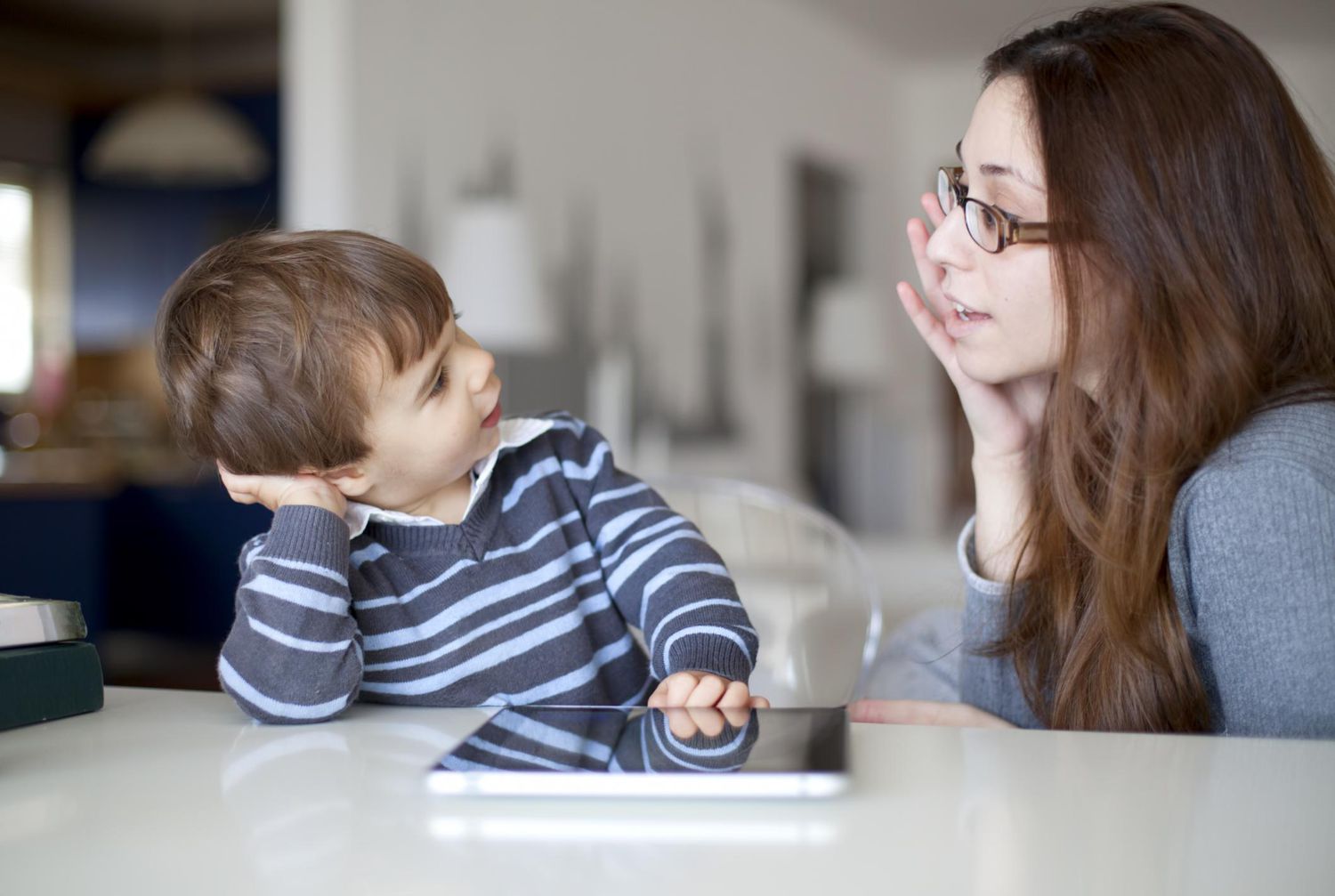 Mère et enfant partageant un moment complice