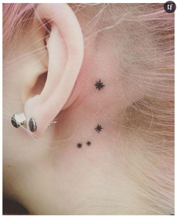 Tatouage d'étoile derrière l'oreille