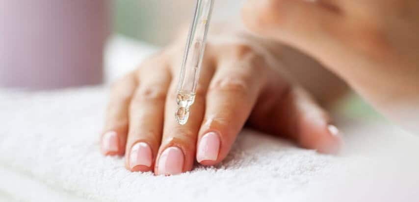 Mains féminines avec ongles soignés