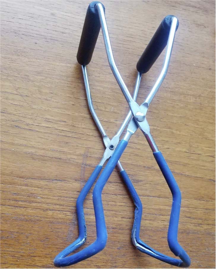 Des pinces ressemblant à des ustensiles
