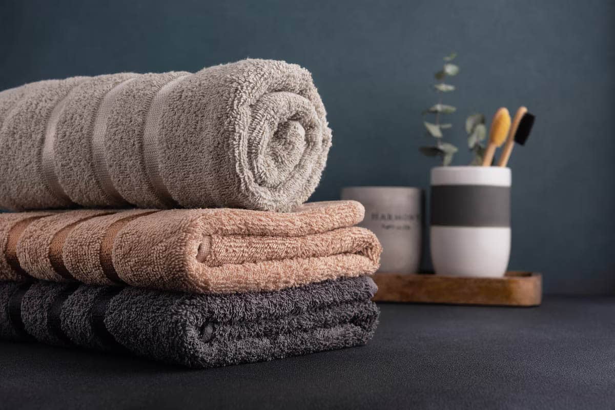 Détail des bordures renforcées d'une serviette de bain