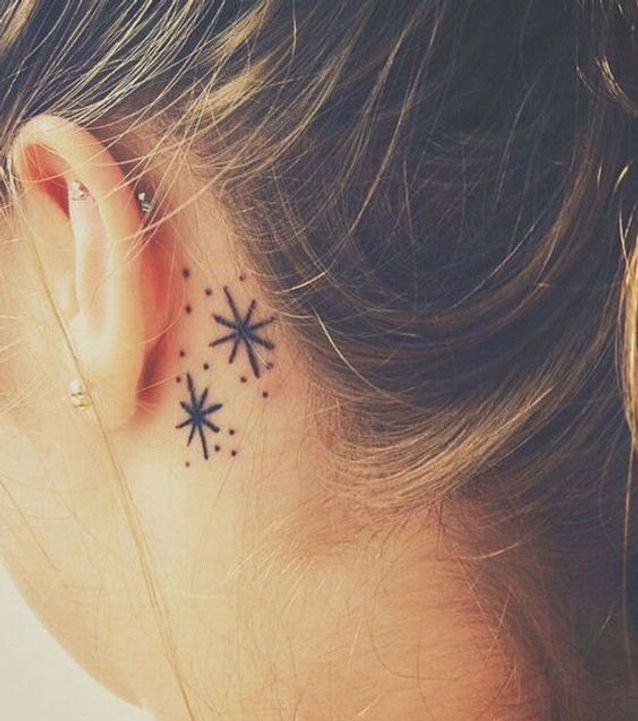 Tatouage de flocon derrière l'oreille