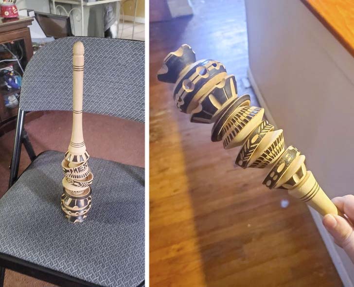 Un bâton orné d'anneaux en bois