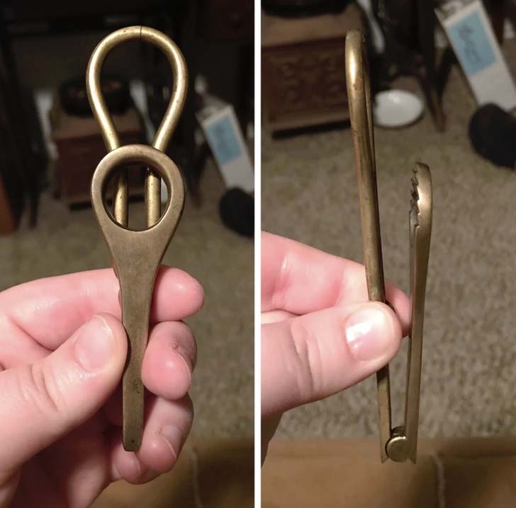 Un objet en laiton avec une charnière s'ouvrant à 90°