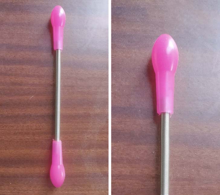 Un ressort métallique avec des embouts en plastique