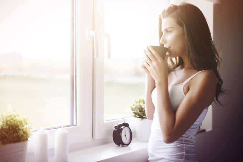 Femme profitant d'un moment calme