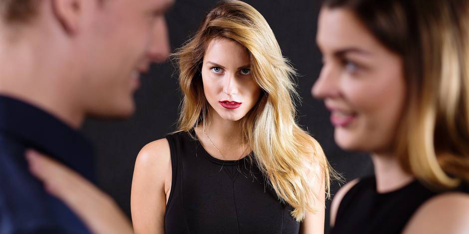 Couple en dispute - femme semblant reprocher quelque chose à son partenaire