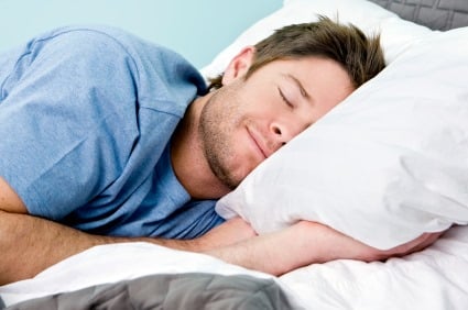 Femme dormant sur le côté gauche