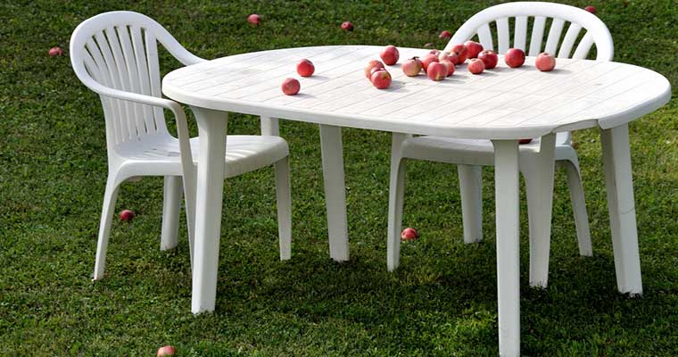 Meubles de jardin en plastique avant nettoyage