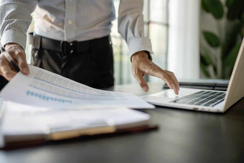 Personne utilisant une caisse automatique