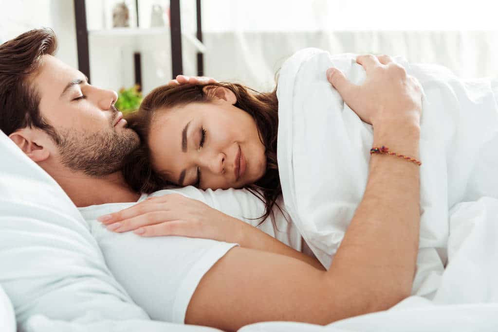 Femme souriante partageant un moment intime