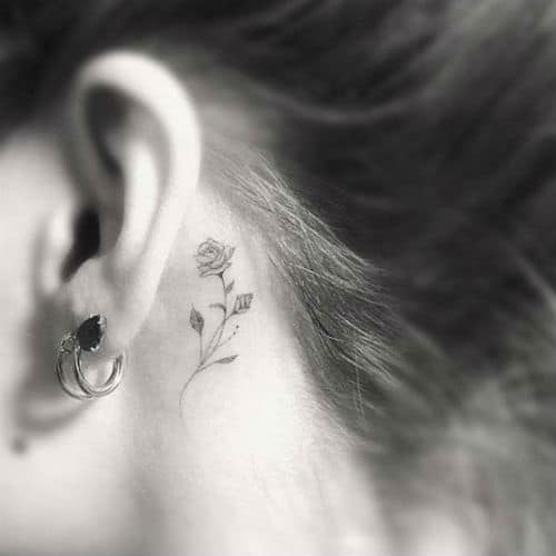 Tatouage discret derrière l'oreille