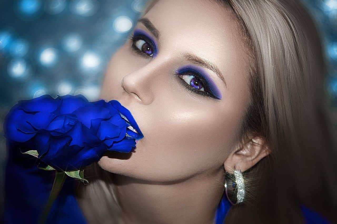 Photo d'une femme regardant au loin avec une expression complexe
