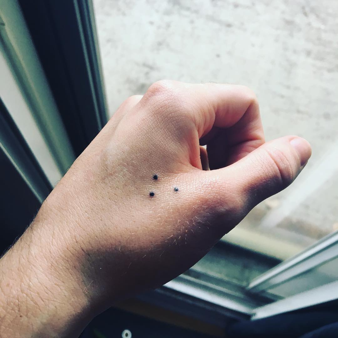 Tatouage minimaliste à trois points