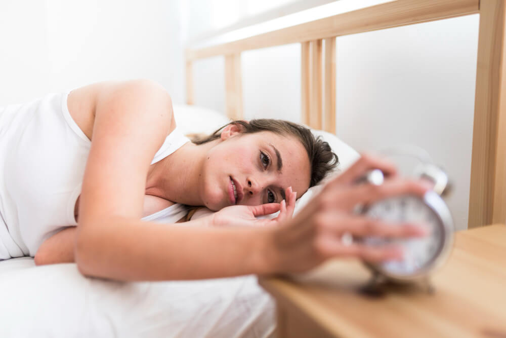 Personne assise tranquillement avec une tasse de th&eacute;, en contemplation