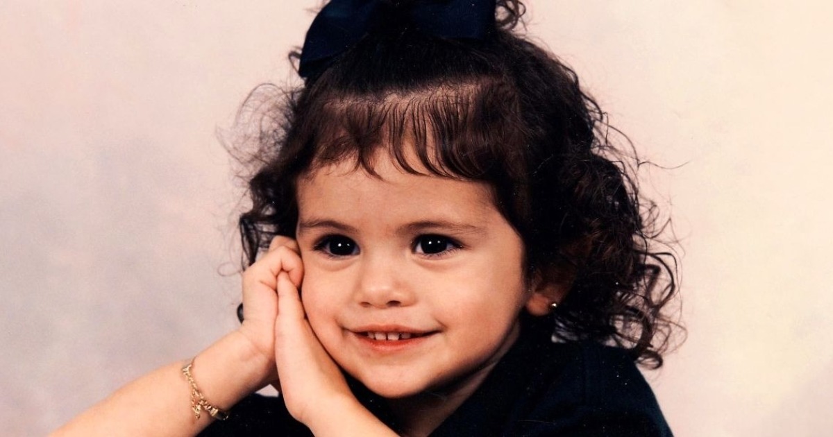 Selena Gomez enfant, souriante