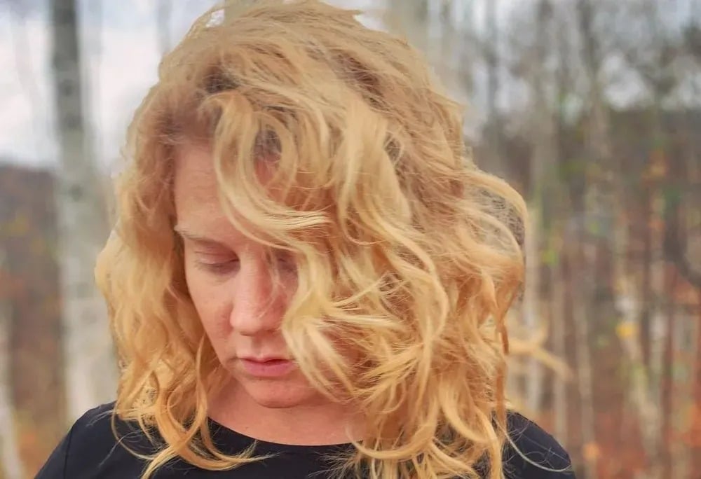 Femme essayant une nouvelle activit&eacute;