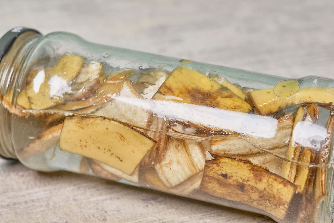 Pr&eacute;paration du liquide dans un bocal en verre