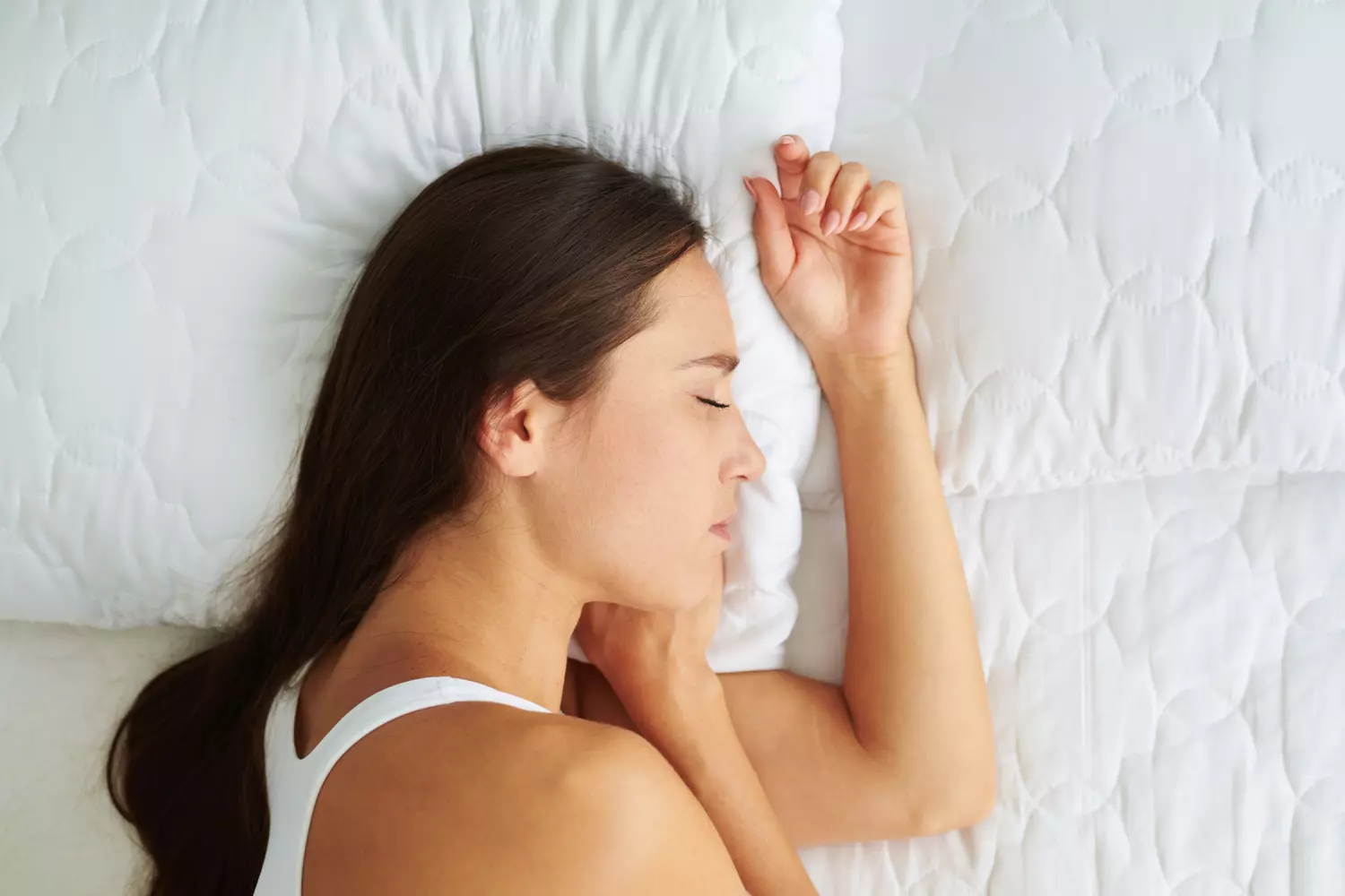 Personne dormant en position fœtale sur le côté