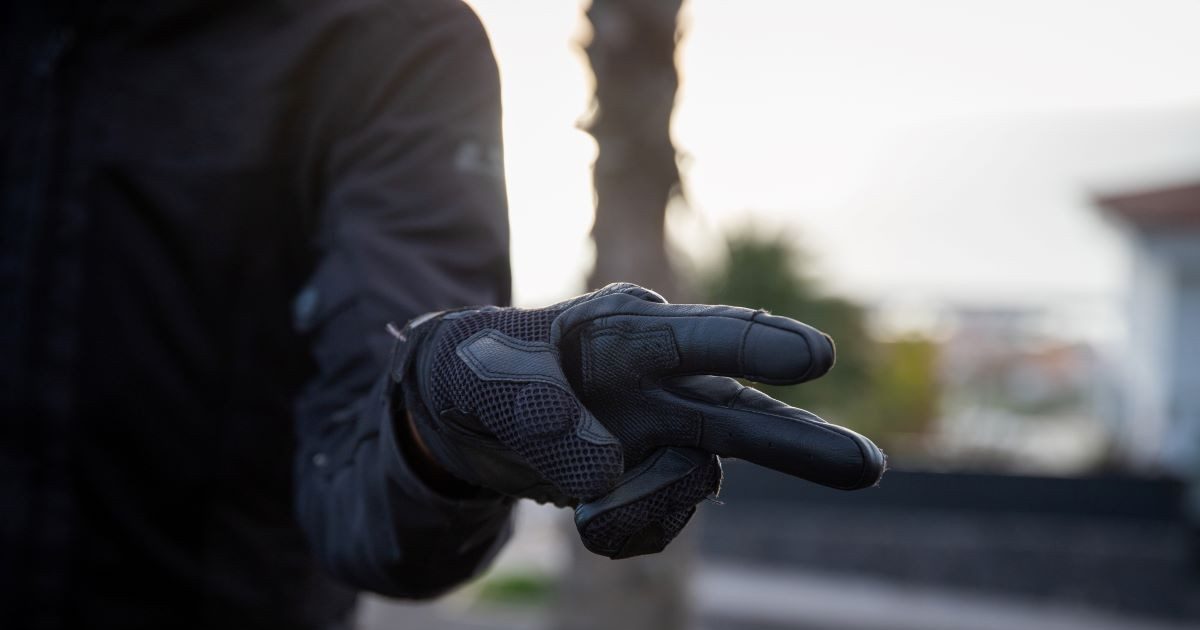 Deux motards échangeant le signe en V sur une route de campagne