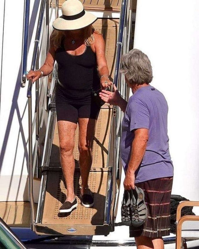 Goldie et Kurt échangeant un regard complice