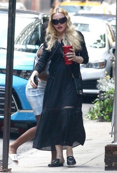 Portrait de Madonna souriante et sereine