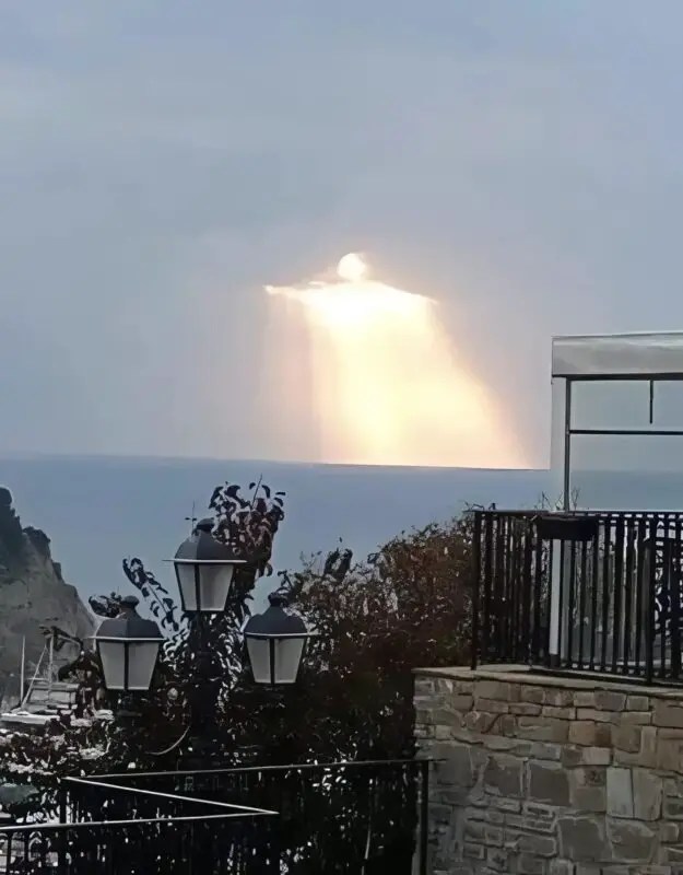 Personne contemplant le ciel étoilé avec émerveillement