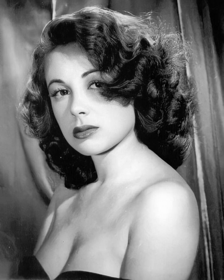 Caren en tenue de scène, posant avec élégance