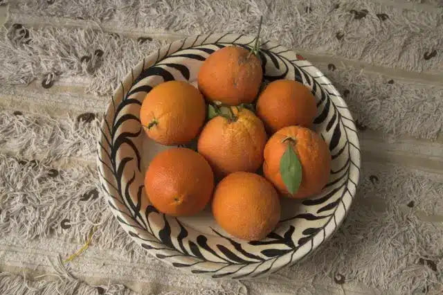 Main tenant une orange