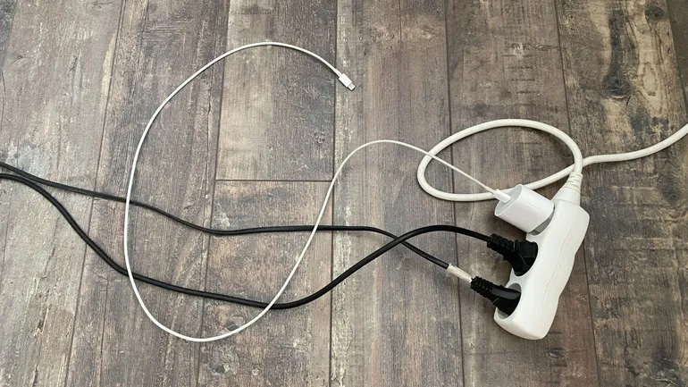 Chargeur branché seul dans une prise murale