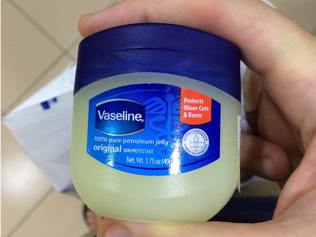 Pot de vaseline posé sur une table