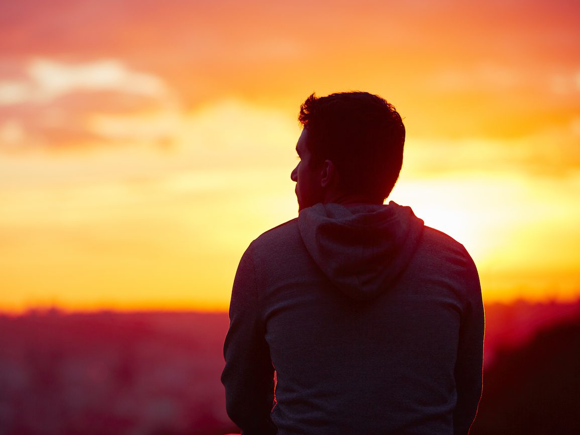 Deux femmes riant ensemble lors d'une conversation complice en ext&eacute;rieur