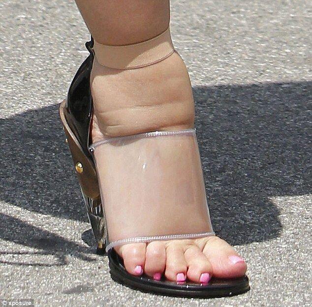 Comparaison entre pied large et chaussure étroite