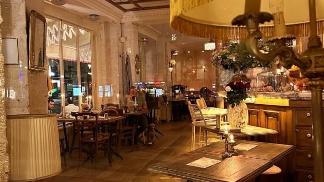Confrontation entre deux femmes dans un café