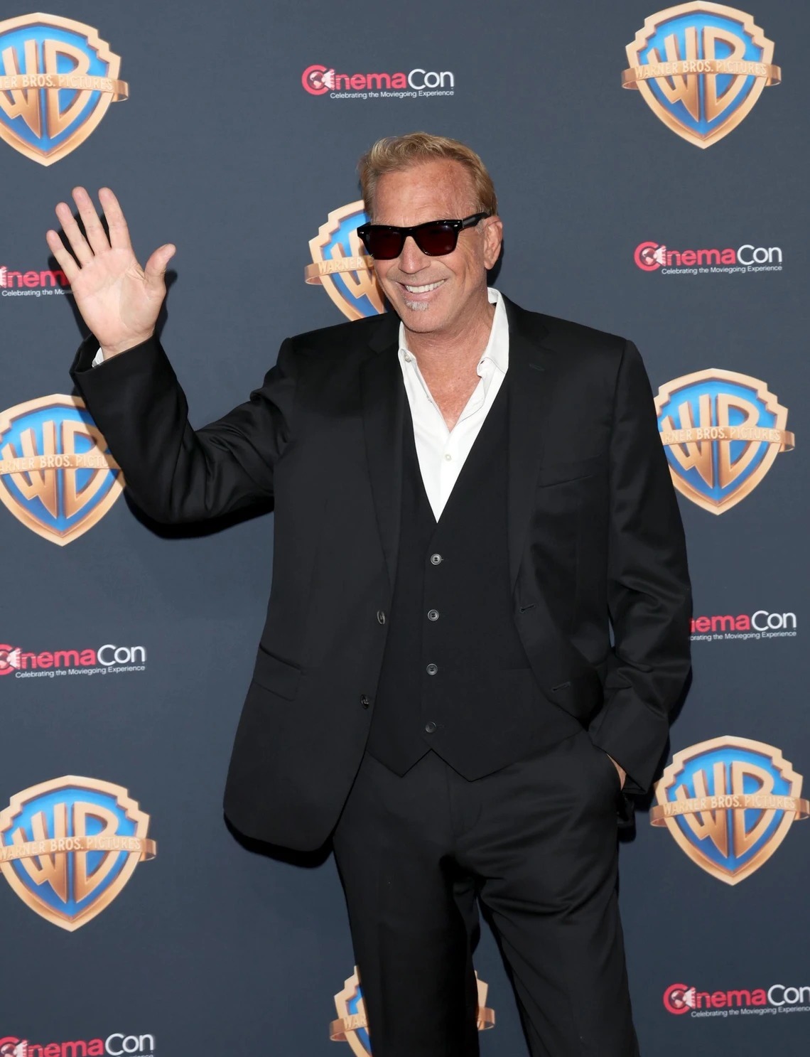 Kevin Costner lors d'une conversation anim&eacute;e &agrave; Cannes