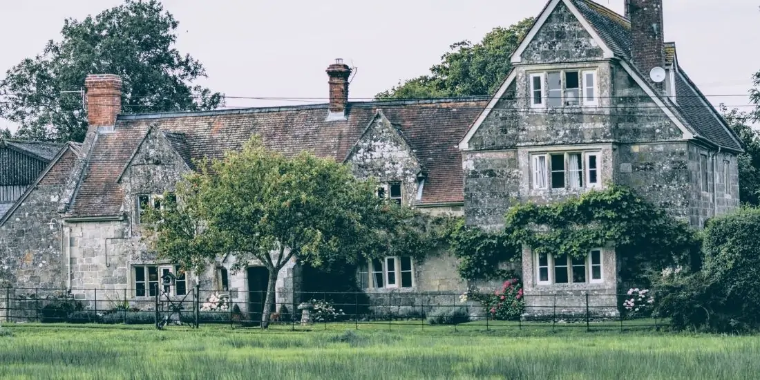 Photographie d'une vieille maison inquiétante et familière