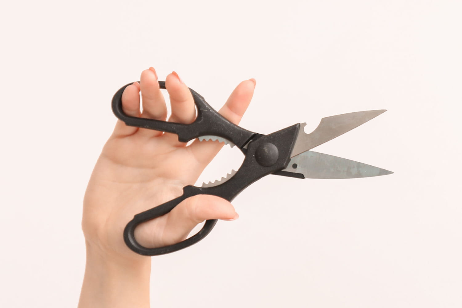 Personne utilisant des ciseaux pour ouvrir un bocal de confiture