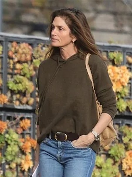 Portrait de Cindy Crawford, regard intense et assuré