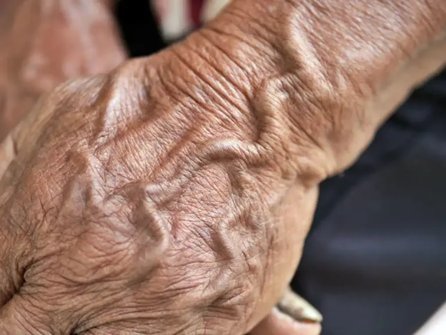 Détail de veines sur une main mature