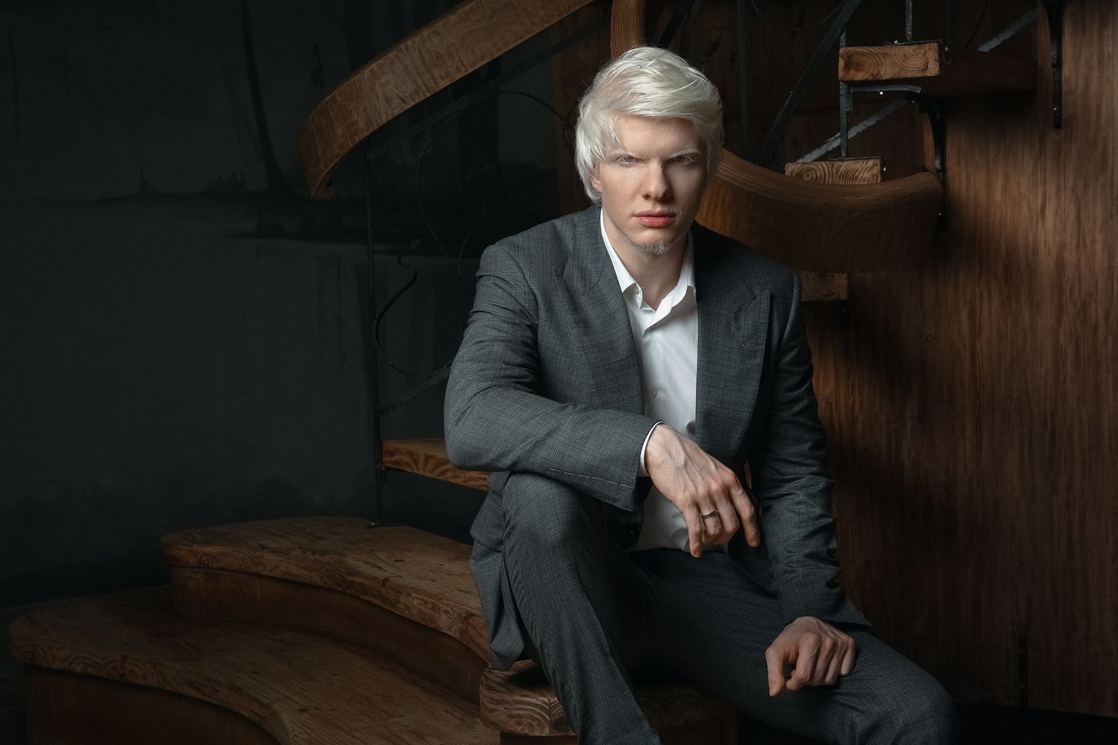 Bera Ivanichvili en studio ou sur sc&egrave;ne, concentr&eacute; sur sa musique